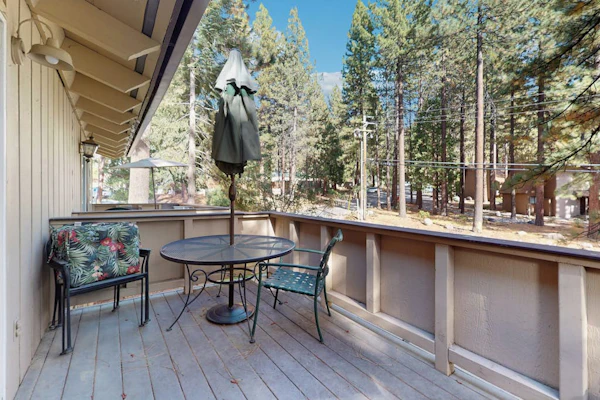 Townhome with Fireplace, Pool, Sauna, Free Shuttle Pickup-Drop-off to Ski Resort