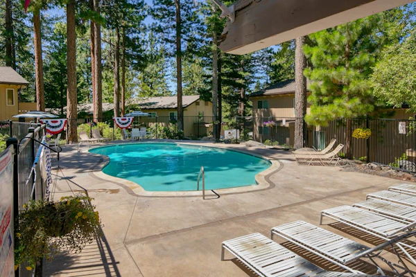 Townhome with Fireplace, Pool, Sauna, Free Shuttle Pickup-Drop-off to Ski Resort