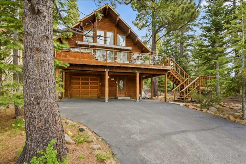 Outdoor haven with hot tub, media room, scenic views - close to everything