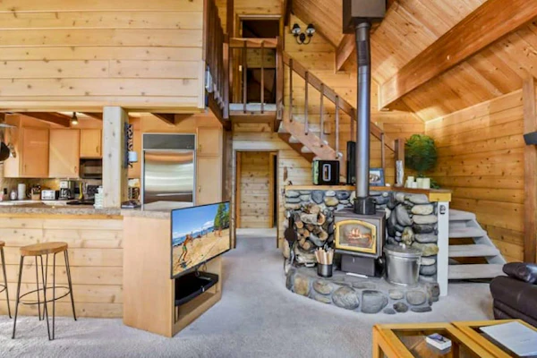 Outdoor haven with hot tub, media room, scenic views - close to everything