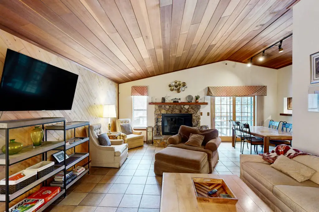 Dog-friendly retreat in Incline Village with fireplace & washer&dryer