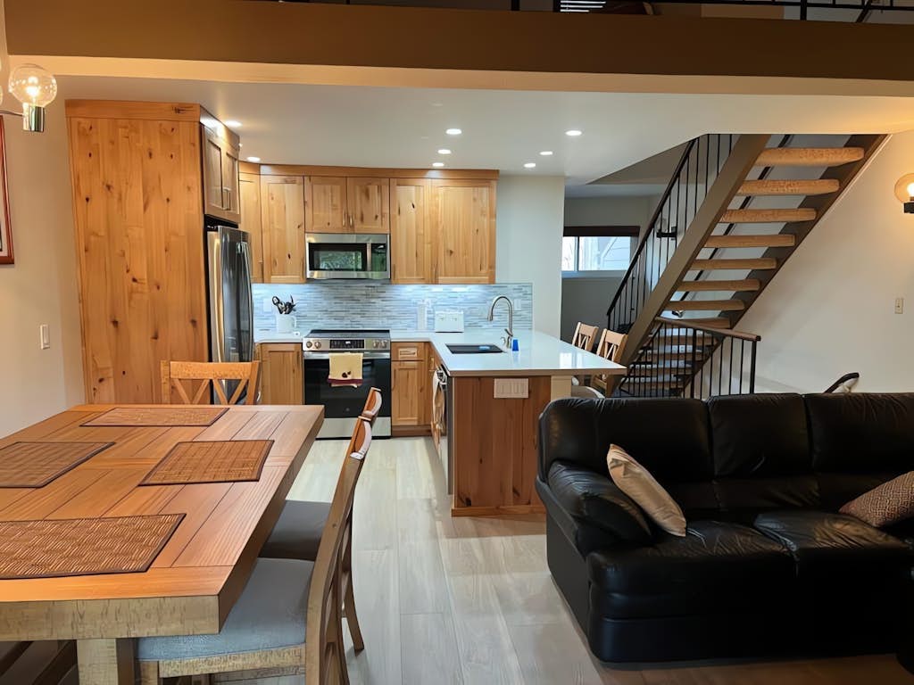 Tahoe condo with hot tub, central AC, fireplace, gas grill & balcony