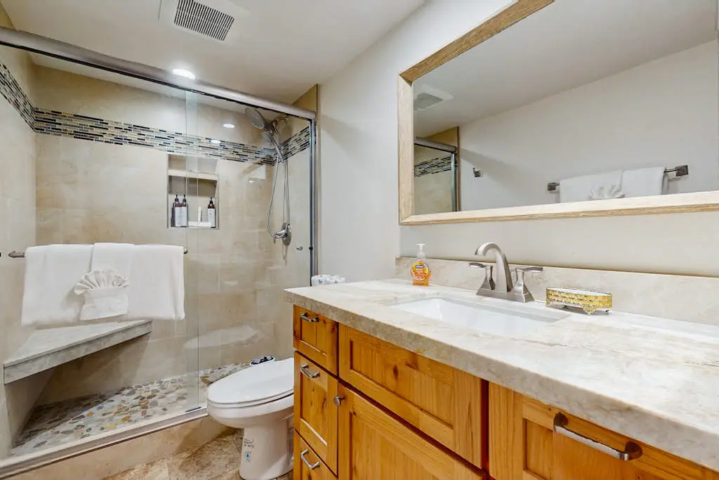 Tahoe condo with hot tub, central AC, fireplace, gas grill & balcony