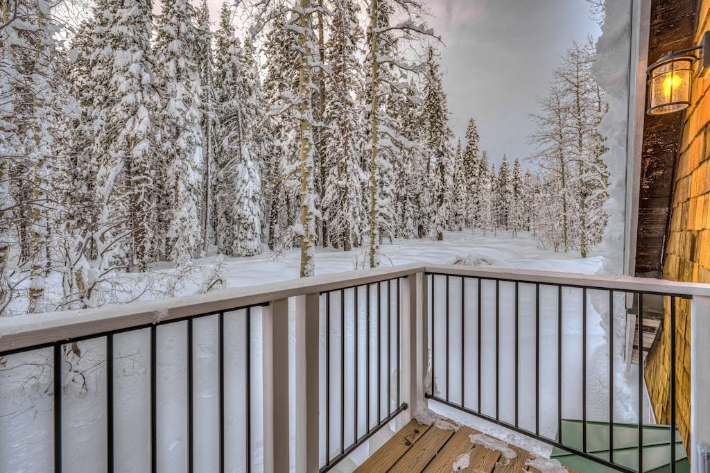 Tranquil home with fireplace, kitchen, washer/dryer, & WiFi