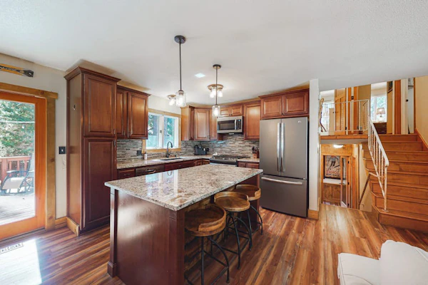 Luxurious Tahoe gem with furnished deck overlooking stream