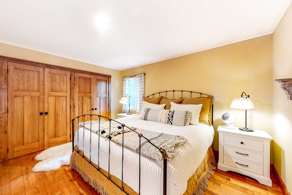 Luxurious Tahoe gem with furnished deck overlooking stream