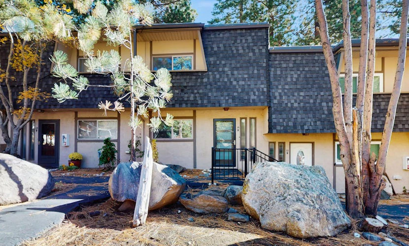 Beautiful home with a deck close to Lake Tahoe & activities