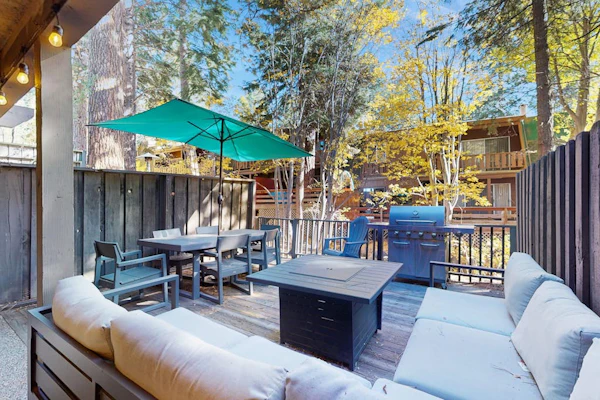 Beautiful home with a deck close to Lake Tahoe & activities