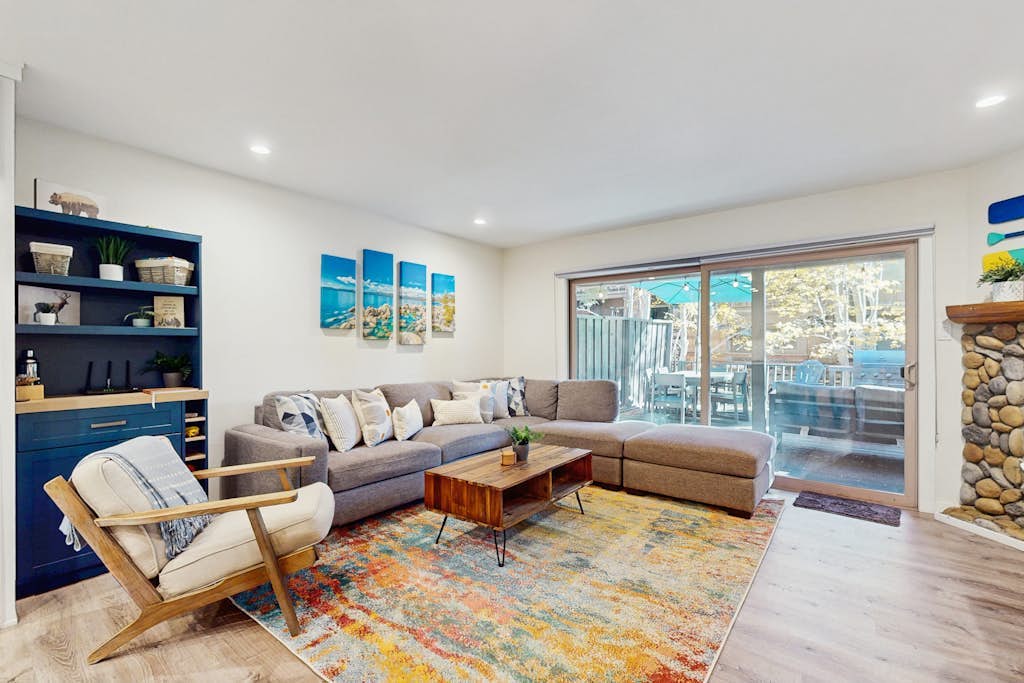 Beautiful home with a deck close to Lake Tahoe & activities