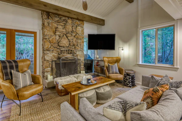 Charming condo near the lake with grill, full kitchen, & W/D