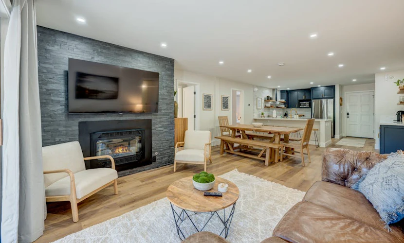 Charming condo with a wet bar, fireplace, washer/dryer, deck - central location