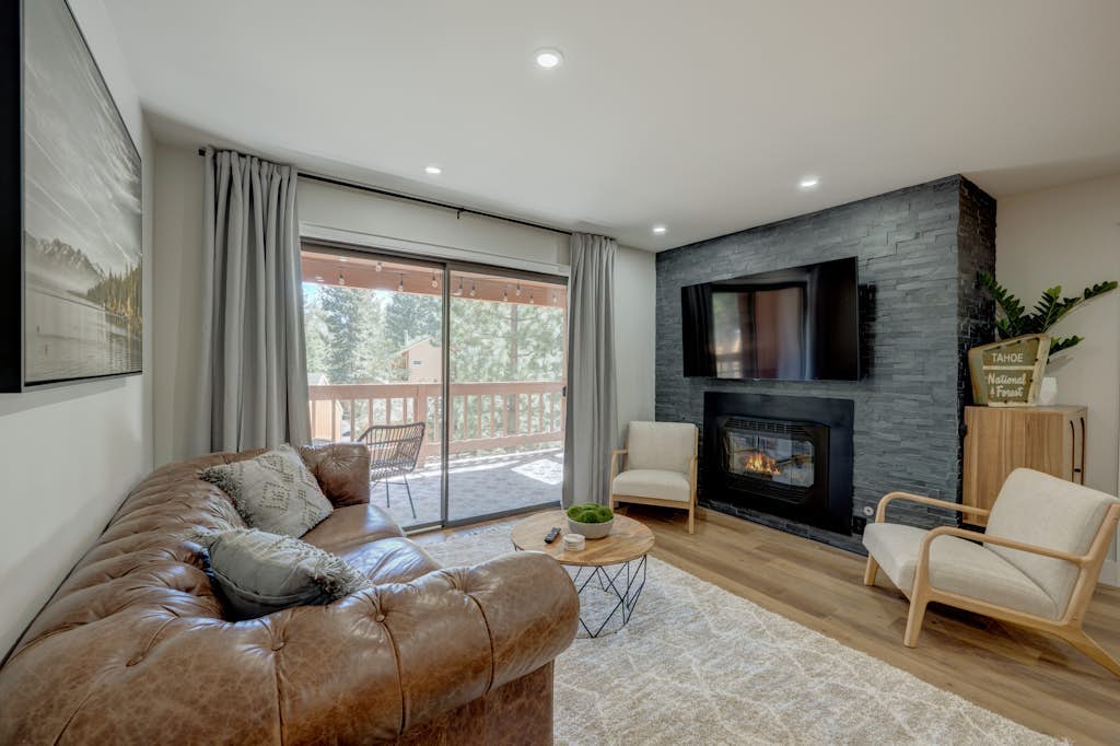 Charming condo with a wet bar, fireplace, washer/dryer, deck - central location