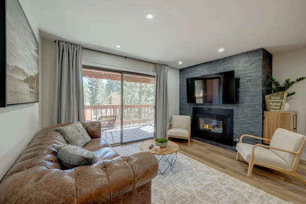 Charming condo with a wet bar, fireplace, washer/dryer, deck - central location