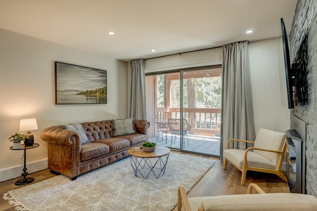 Charming condo with a wet bar, fireplace, washer/dryer, deck - central location