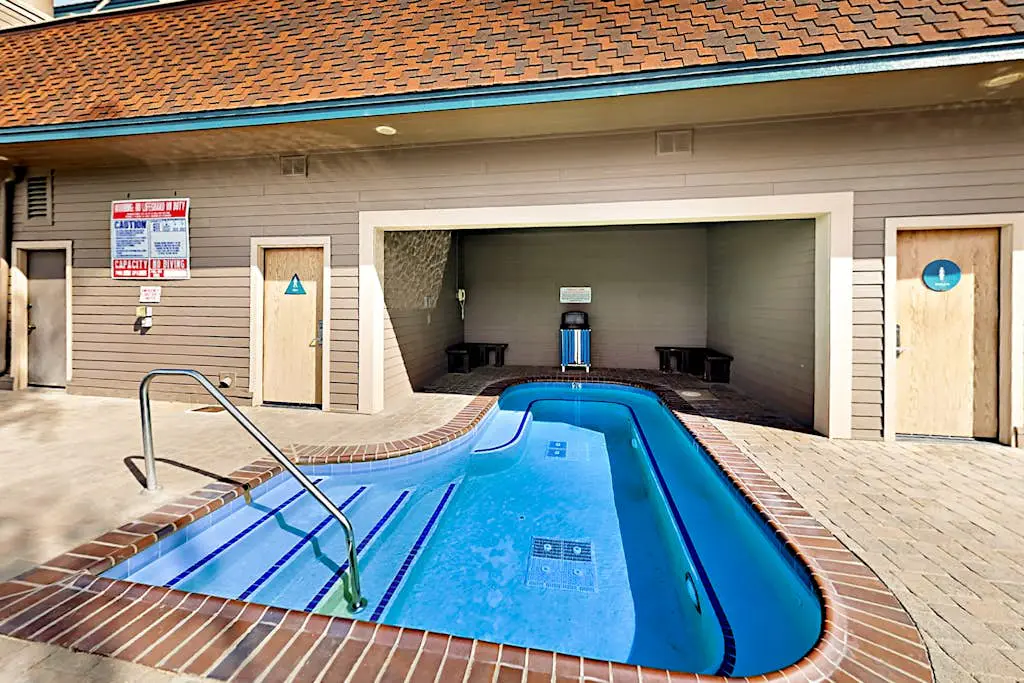 Delight in luxe amenities at this newly remodeled Lakeland Village studio