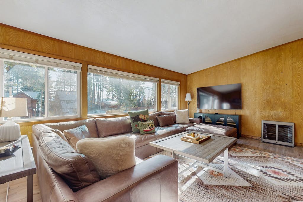 Peaceful Lake View Getaway Close to Tahoe’s North Shore Beach w/Deck, Sun Room