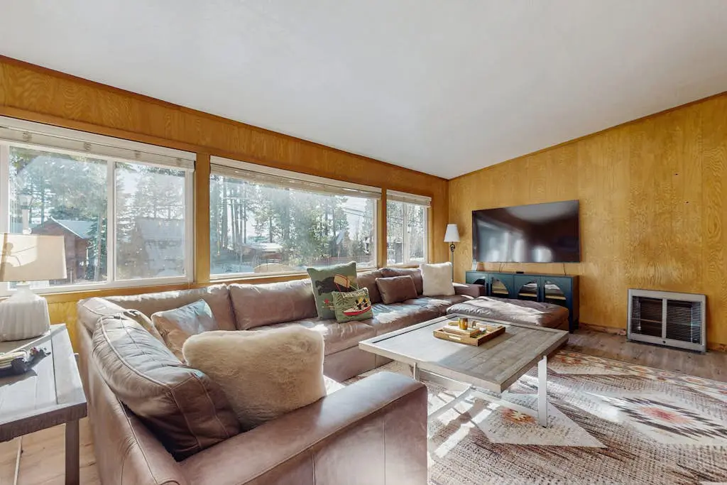 Peaceful Lake View Getaway Close to Tahoe's North Shore Beach with Deck, Sun Room