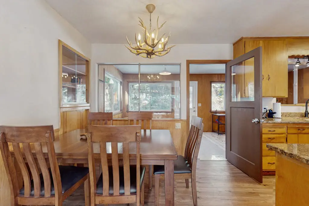 Peaceful Lake View Getaway Close to Tahoe's North Shore Beach with Deck, Sun Room