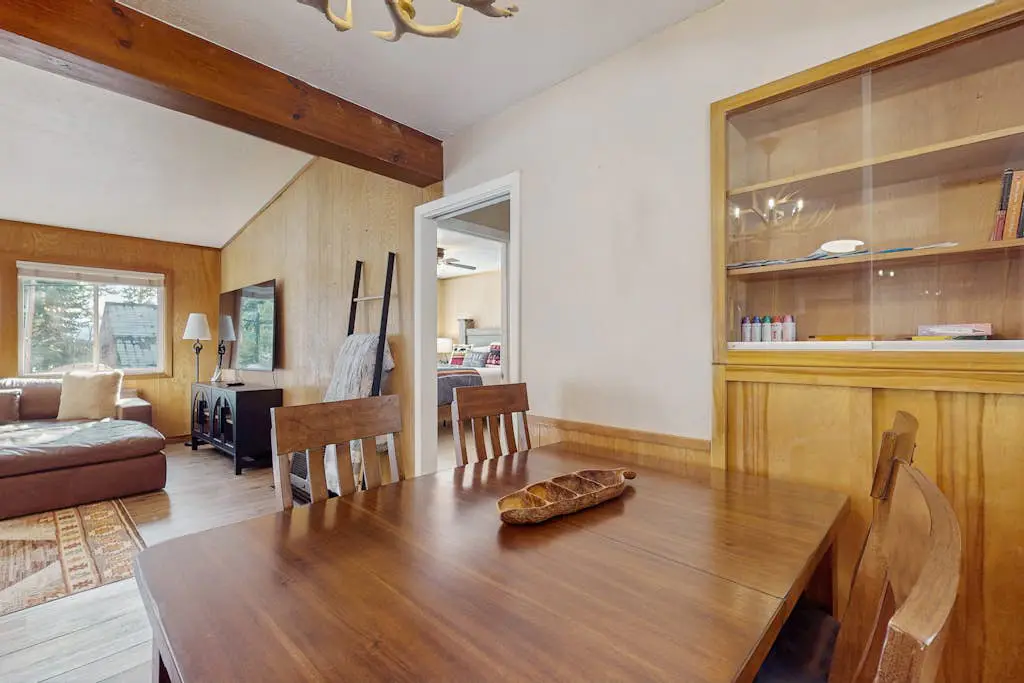 Peaceful Lake View Getaway Close to Tahoe's North Shore Beach with Deck, Sun Room