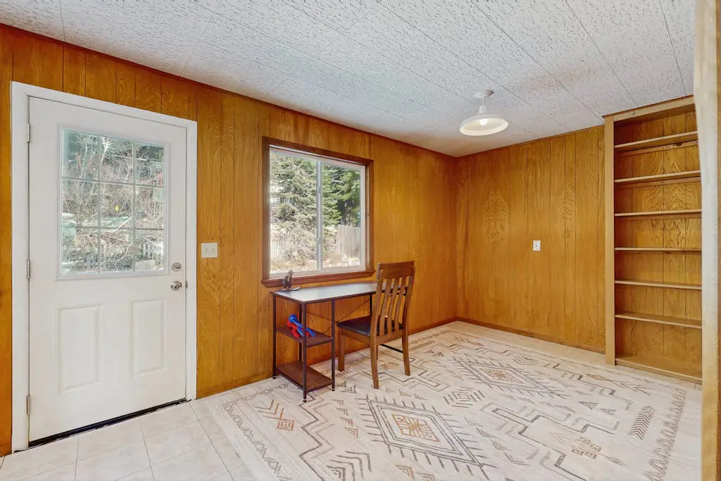 Peaceful Lake View Getaway Close to Tahoe's North Shore Beach with Deck, Sun Room