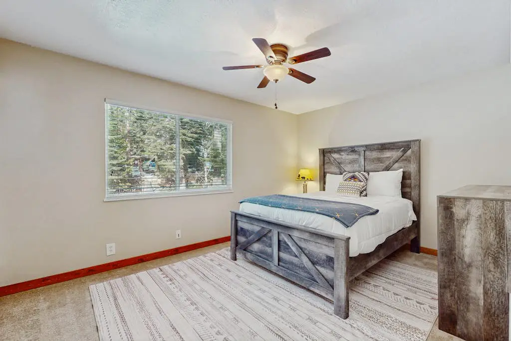 Peaceful Lake View Getaway Close to Tahoe's North Shore Beach with Deck, Sun Room
