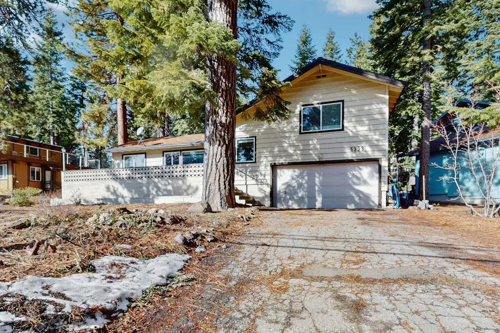 Peaceful Lake View Getaway Close to Tahoe's North Shore Beach with Deck, Sun Room