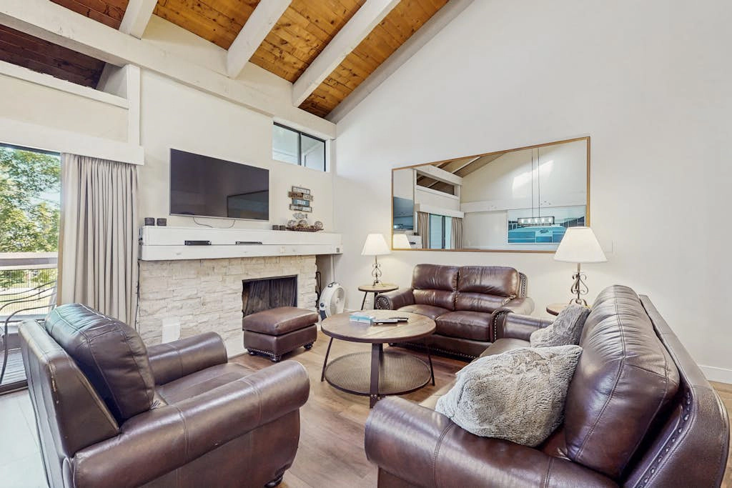 Lovely townhome near lake with wonderful amenities & tons of seasonal activities