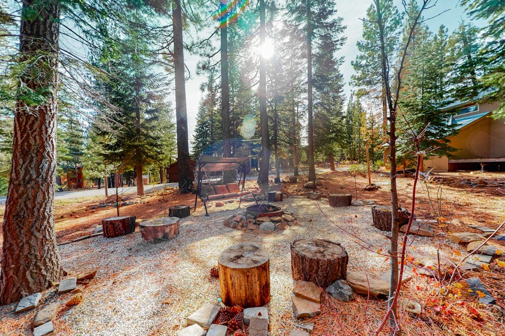 Charming cabin near downtown Truckee & skiing with large deck