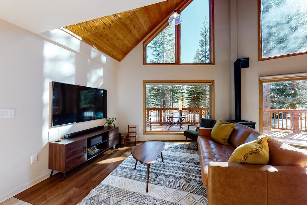 Charming cabin near downtown Truckee & skiing with large deck