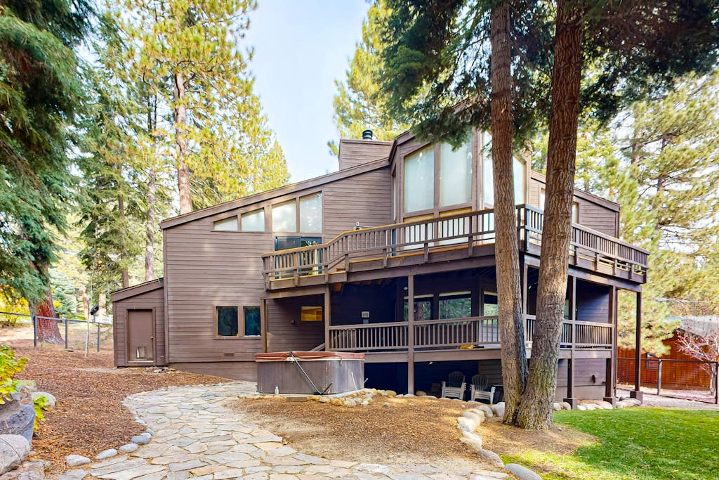 Serene home with fireplace, wood stove, kitchen, W&D, hot tub, & gas grill