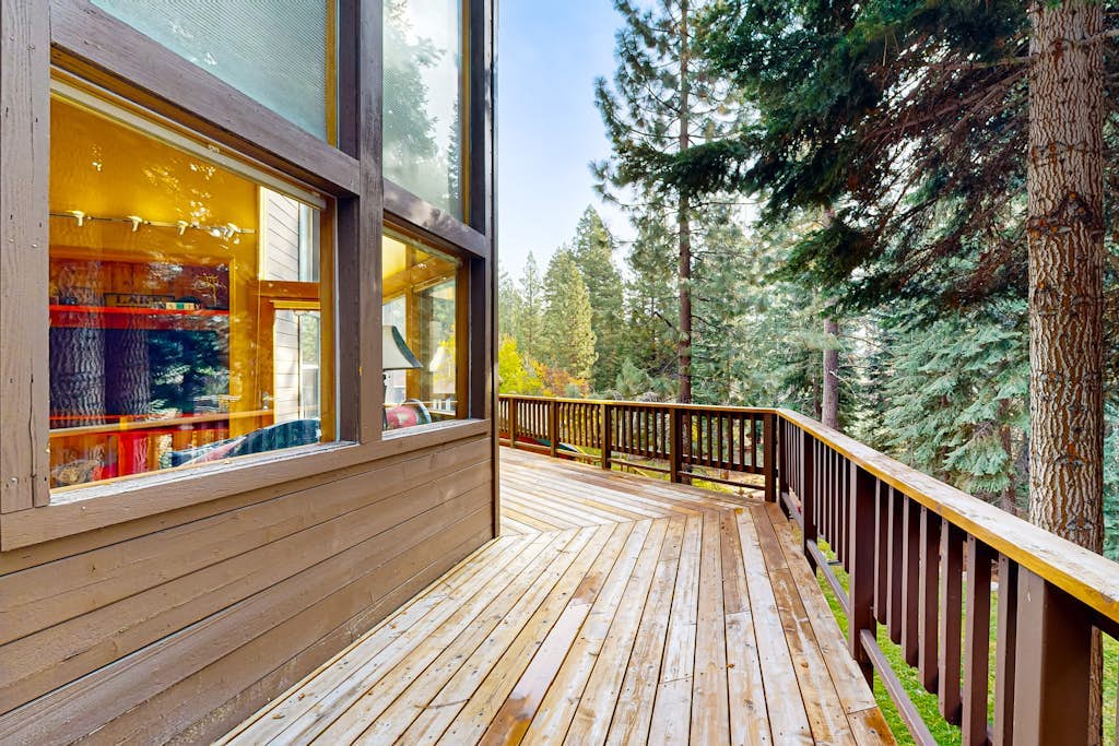 Serene home with fireplace, wood stove, kitchen, W&D, hot tub, & gas grill