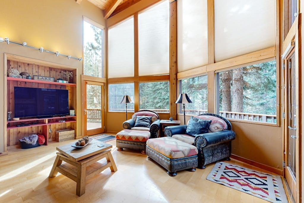 Serene home with fireplace, wood stove, kitchen, W&D, hot tub, & gas grill