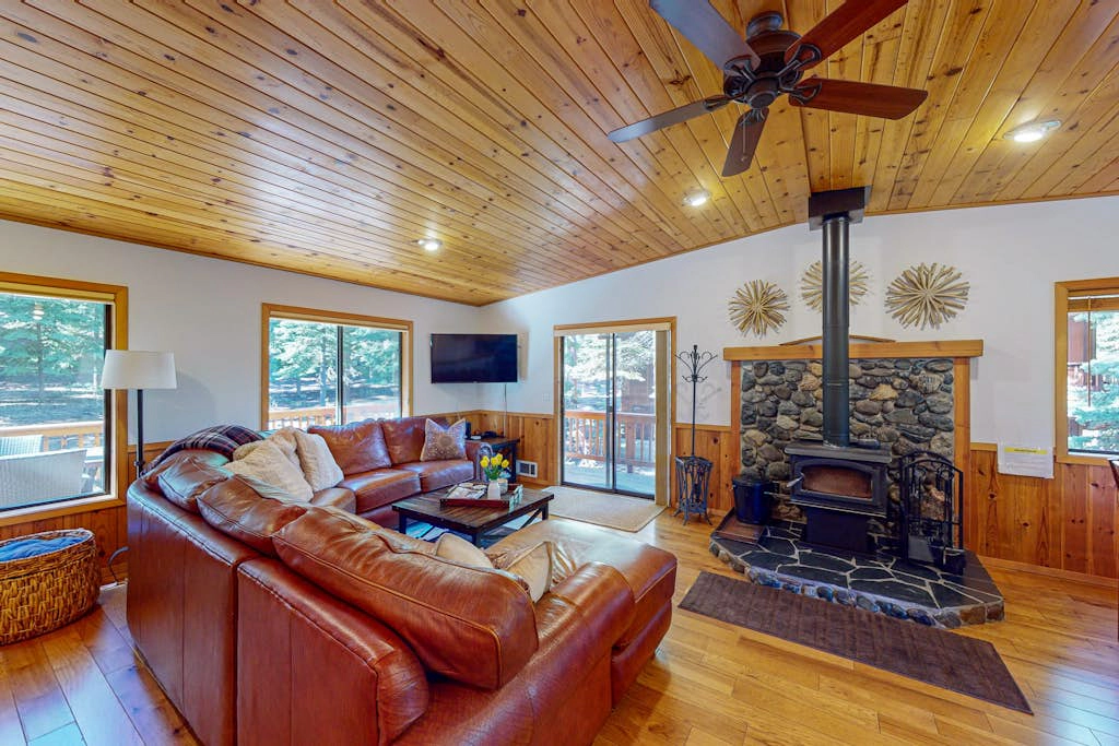 Lovely mountain home with skiing, pool, hot tub, fast WiFi, & washer&dryer