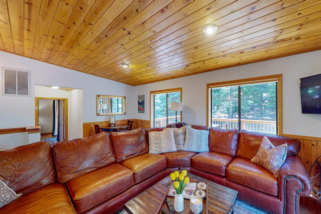 Lovely mountain home with skiing, pool, hot tub, fast WiFi, & washer&dryer