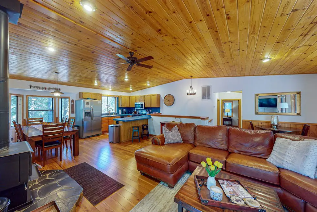Lovely mountain home with skiing, pool, hot tub, fast WiFi, & washer&dryer