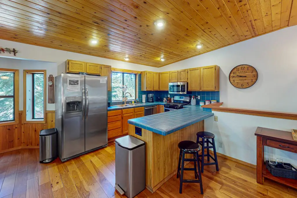Lovely mountain home with skiing, pool, hot tub, fast WiFi, & washer&dryer