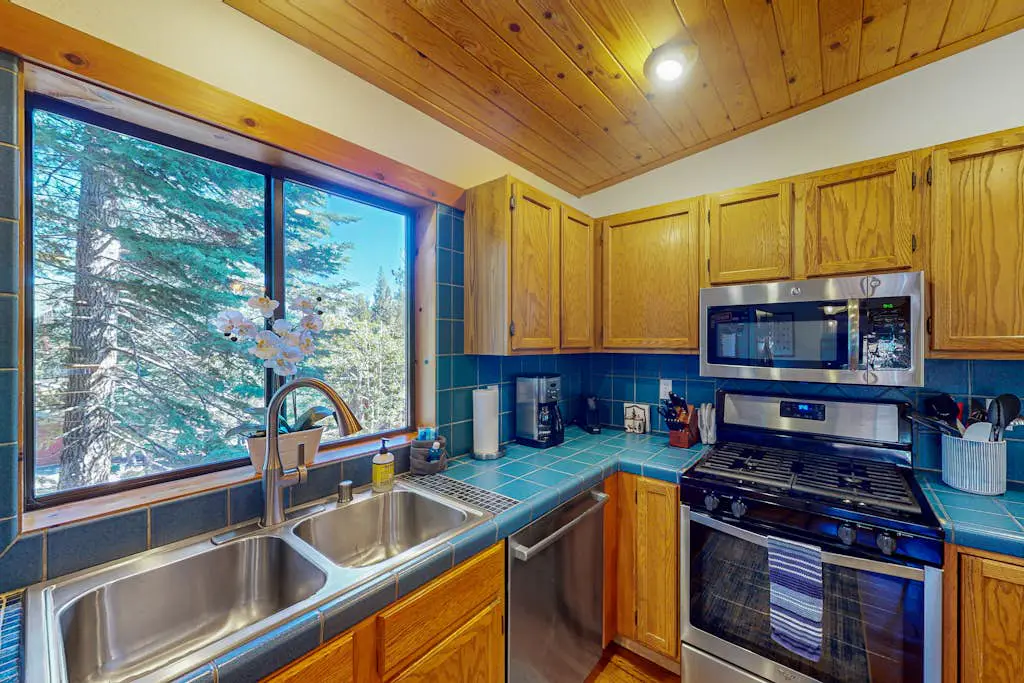 Lovely mountain home with skiing, pool, hot tub, fast WiFi, & washer&dryer