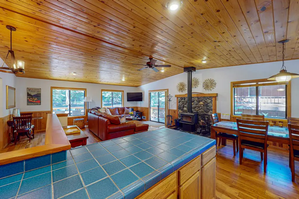 Lovely mountain home with skiing, pool, hot tub, fast WiFi, & washer&dryer