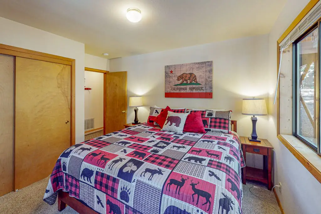 Lovely mountain home with skiing, pool, hot tub, fast WiFi, & washer&dryer