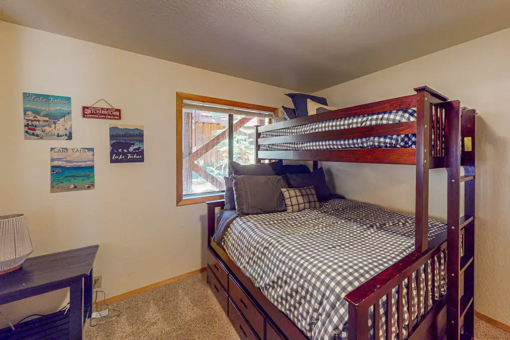 Lovely mountain home with skiing, pool, hot tub, fast WiFi, & washer&dryer