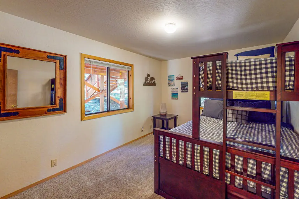 Lovely mountain home with skiing, pool, hot tub, fast WiFi, & washer&dryer