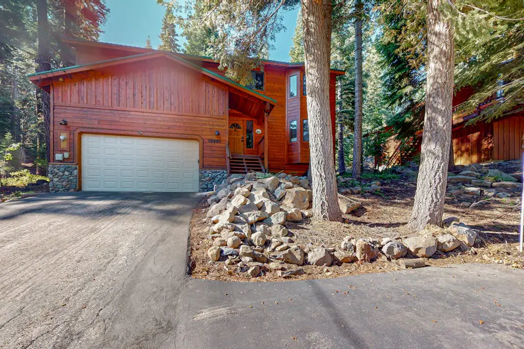 Lovely mountain home with skiing, pool, hot tub, fast WiFi, & washer&dryer