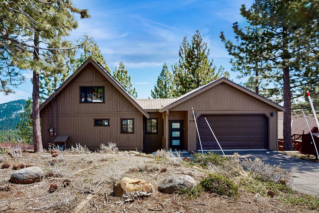 Modern home w/ mountain view, deck, gaming, hot tub and pool access & fireplace