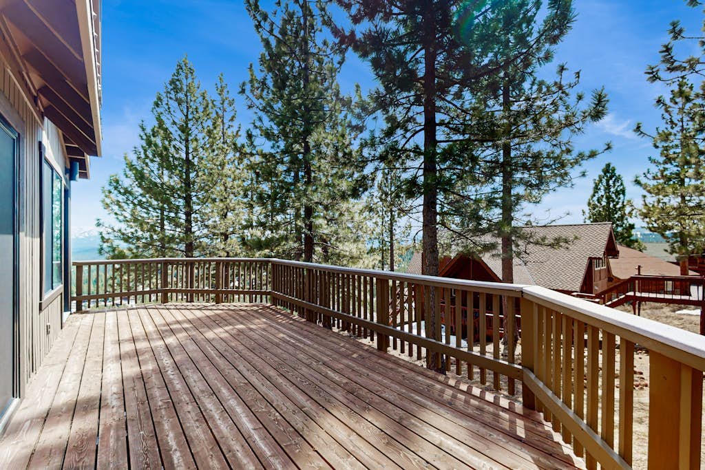 Modern home w/ mountain view, deck, gaming, hot tub and pool access & fireplace