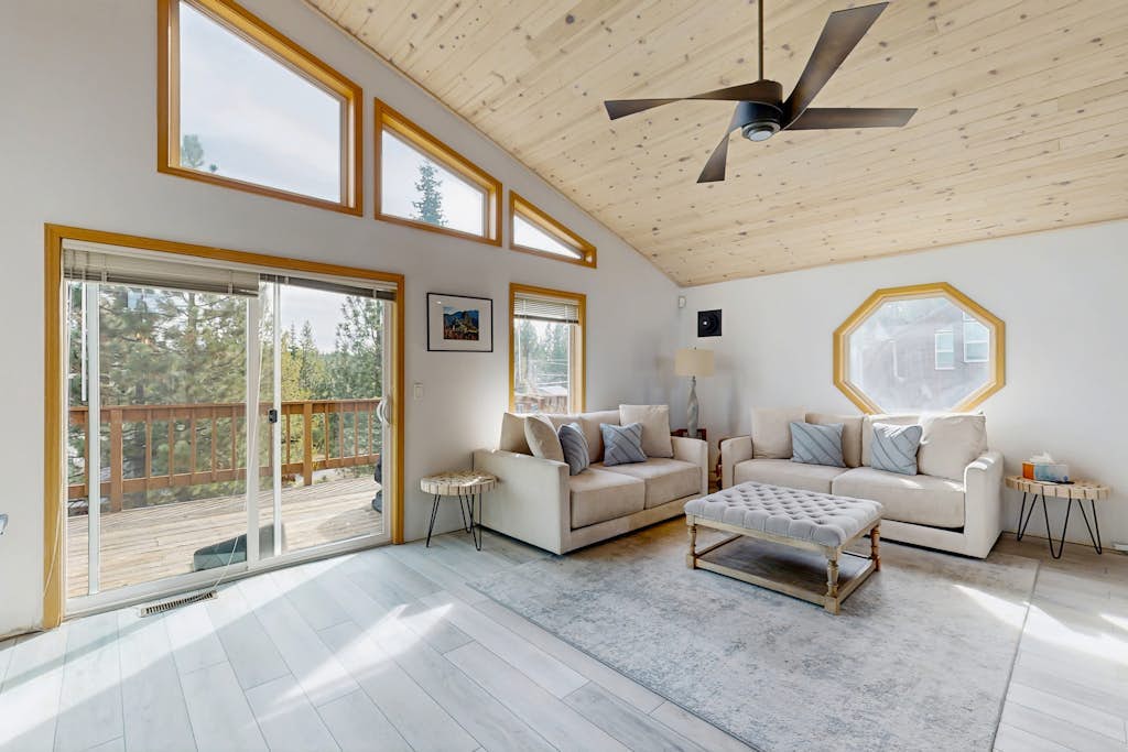 Pristine Family and Dog Friendly Mountain Home with Deck, BBQ, W/D