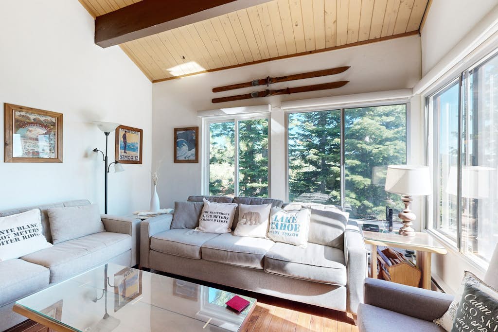 Walk to ski runs - condo with loft & access to Tahoe Donner 5-star amenities