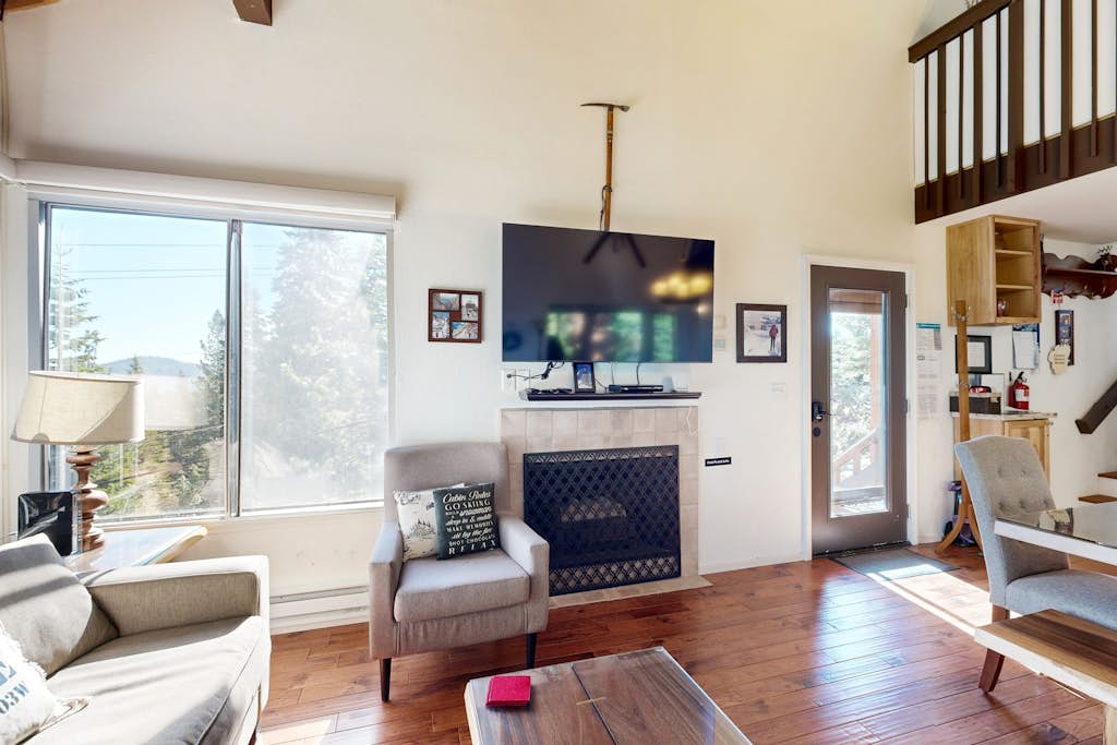 Walk to ski runs - condo with loft & access to Tahoe Donner 5-star amenities