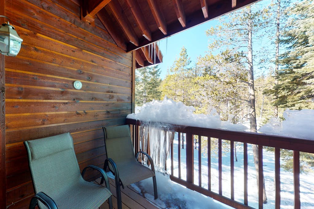 Comfortable Condo with Shared Pool, Gas Fireplace & Washer/Dryer