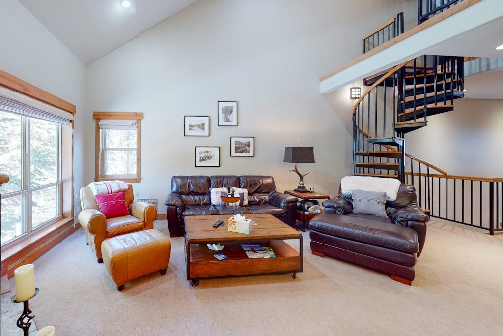 Comfortable Condo with Shared Pool, Gas Fireplace & Washer/Dryer