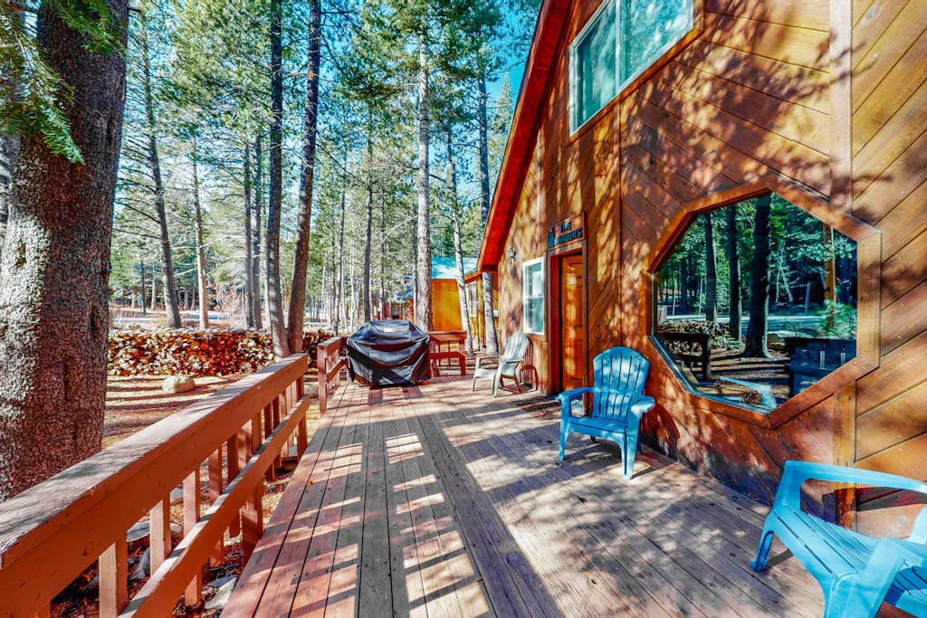Cozy mountain retreat with deck, shared pool-hot tub-sauna